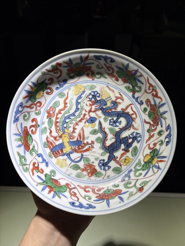 明万历 青花五彩龙凤缠枝灵芝纹盘 - 图2