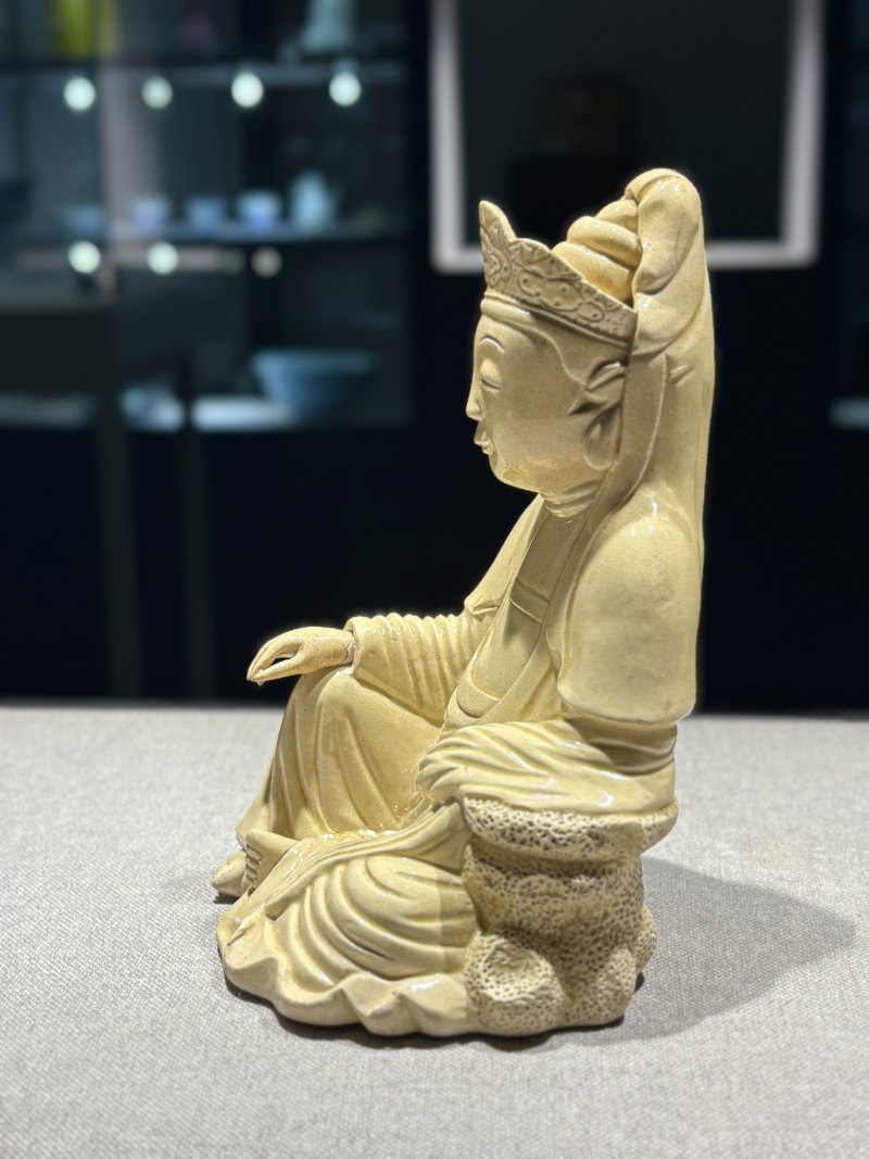 明 米黄釉观音座像 - 图6
