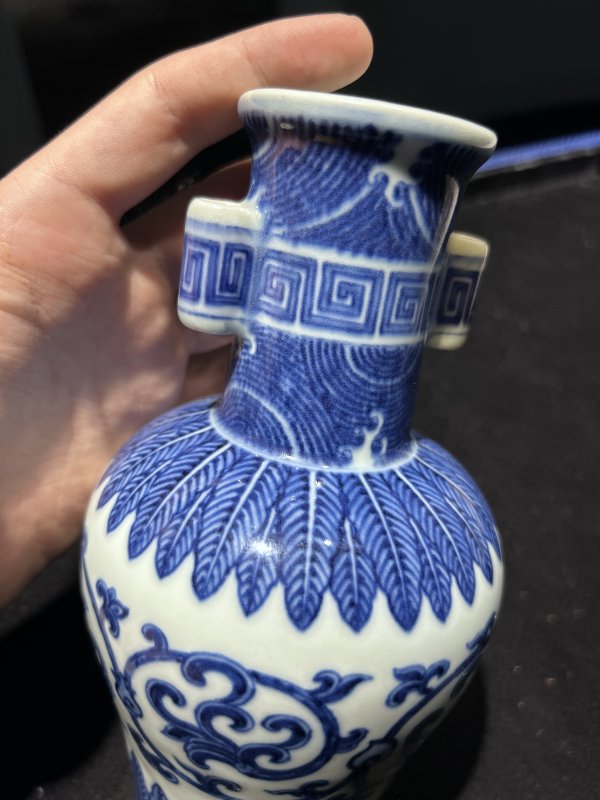 清乾隆 青花缠枝纹贯耳瓶 - 图8