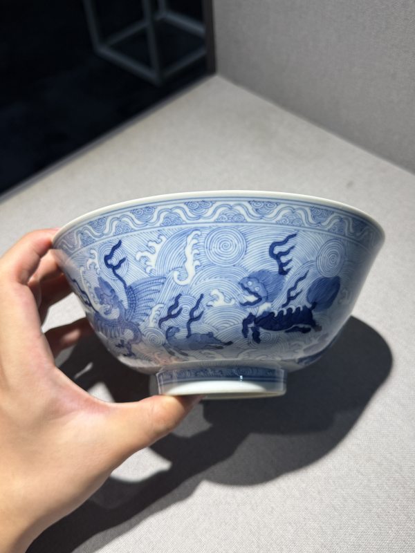 清道光 青花海水八怪图碗一对 - 图5