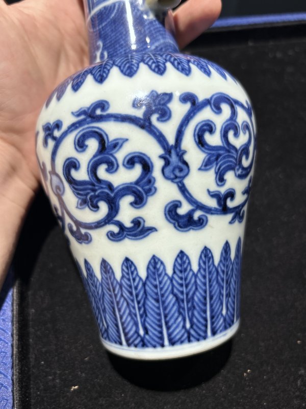 清乾隆 青花缠枝纹贯耳瓶 - 图9