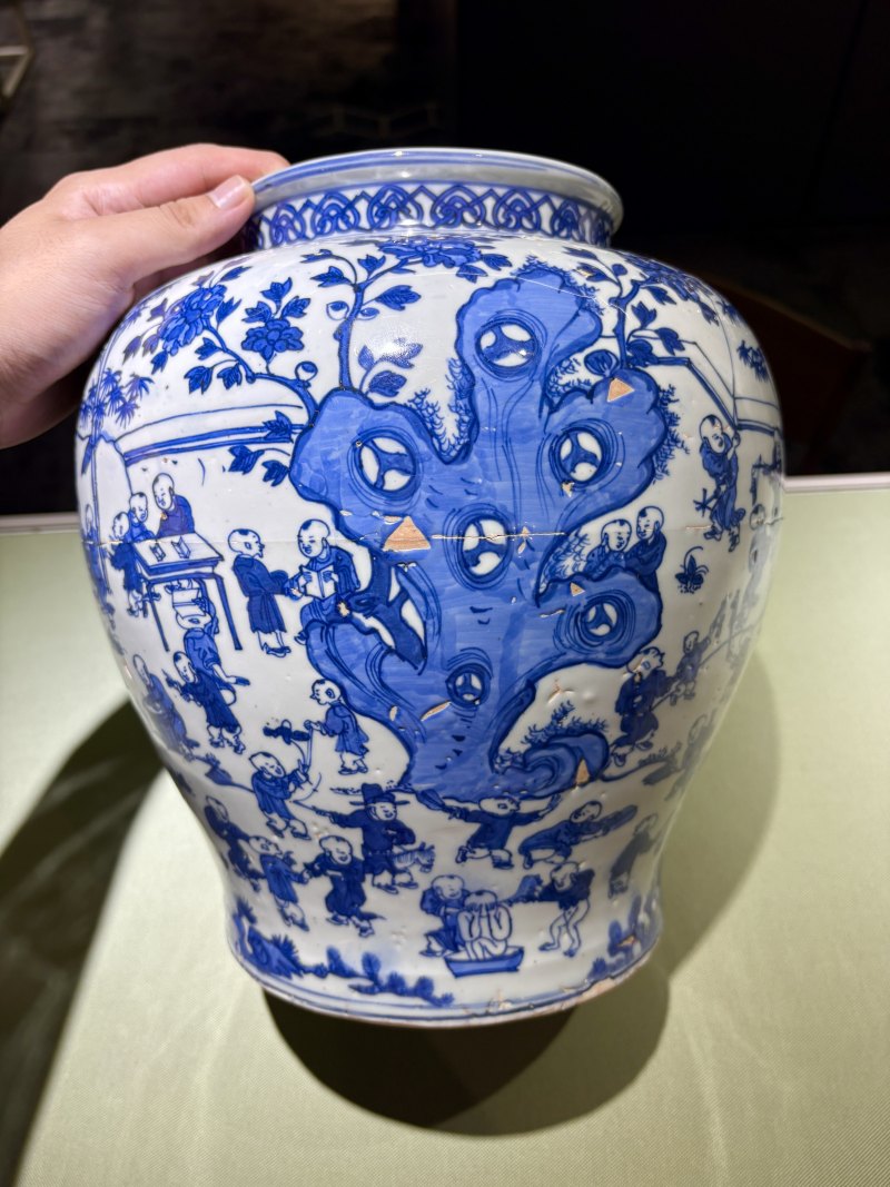 明万历 青花百子闹春图罐 - 图4