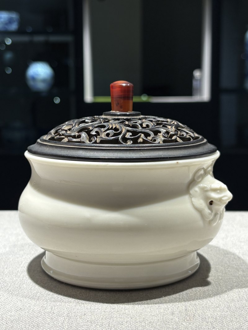 明 “闇之”款白釉双狮耳炉 - 图4