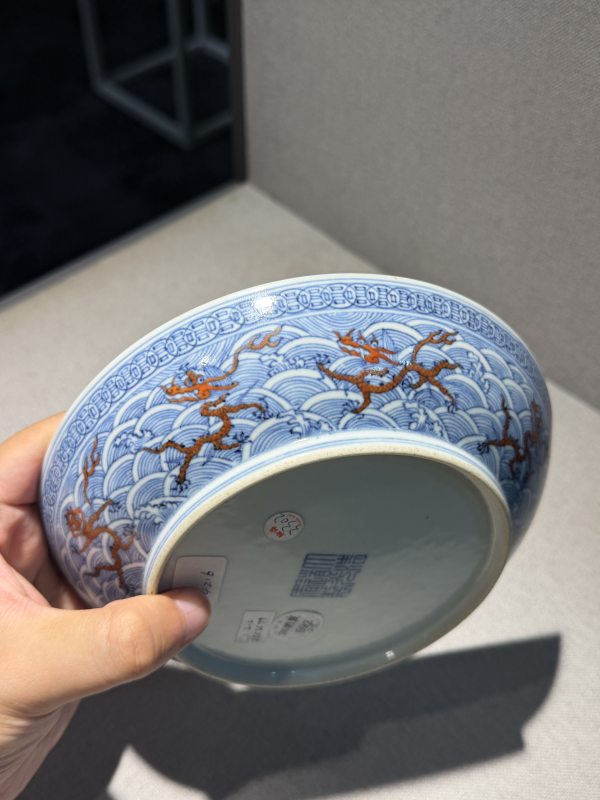 清道光 青花矾红彩海水龙纹盘一对 - 图20