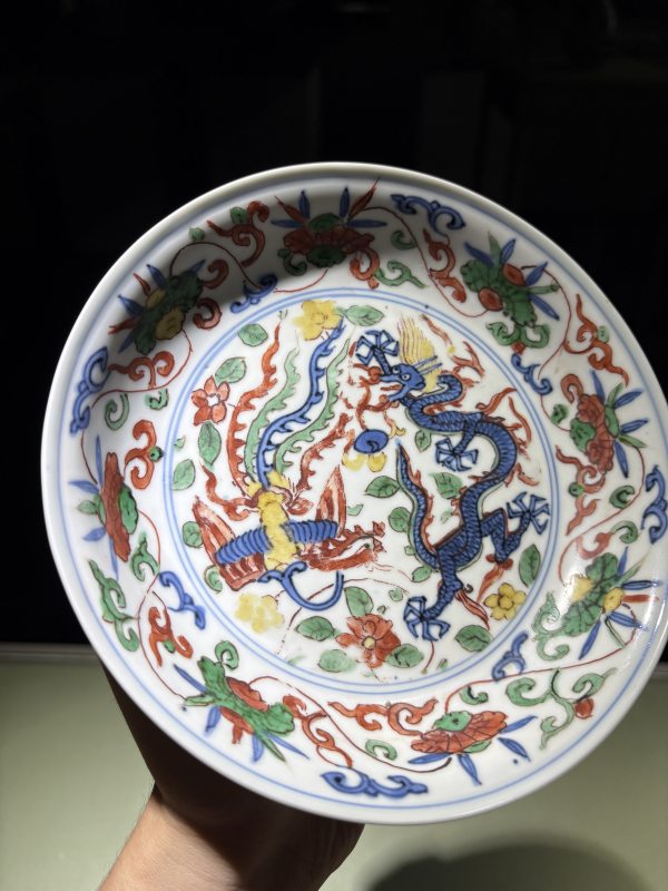 明万历 青花五彩龙凤缠枝灵芝纹盘 - 图4