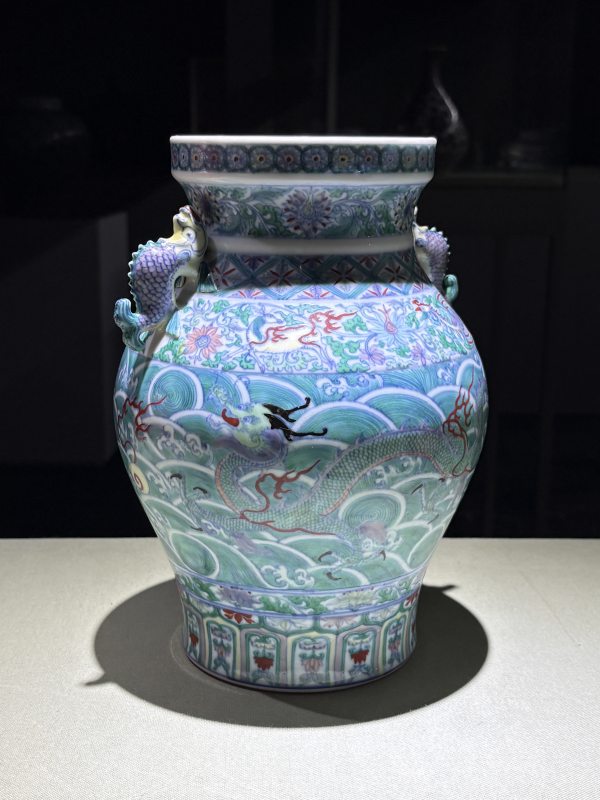 清康熙 御窑青花斗彩云龙瑞兽纹摩羯鱼耳尊 - 图2