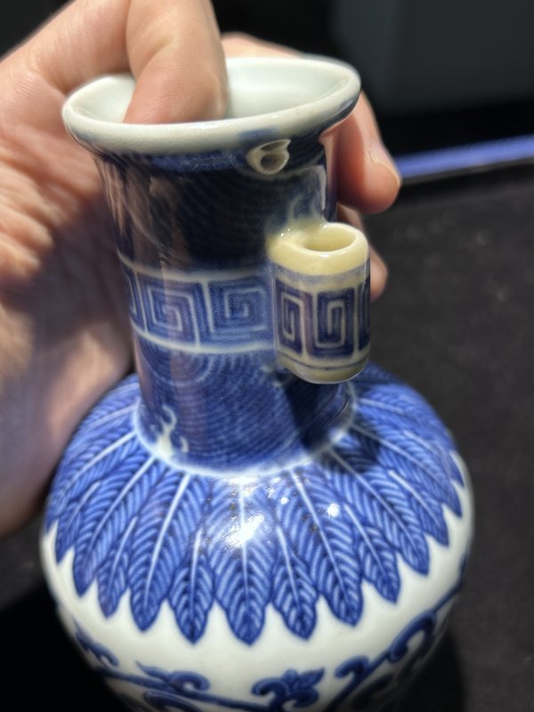 清乾隆 青花缠枝纹贯耳瓶 - 图10