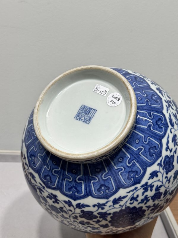 清道光 青花缠枝莲纹玉堂春瓶 - 图18