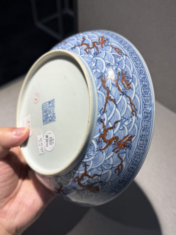 清道光 青花矾红彩海水龙纹盘一对 - 图21