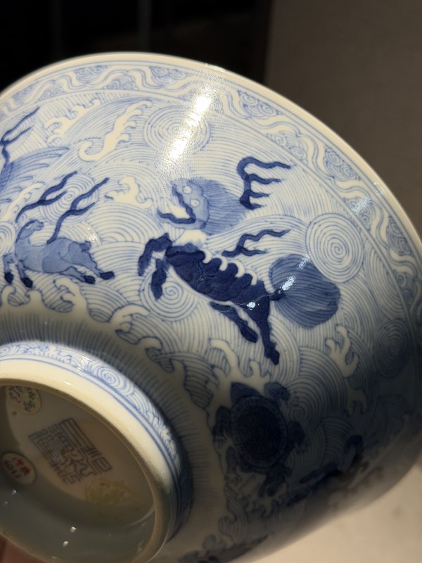 清道光 青花海水八怪图碗一对 - 图7