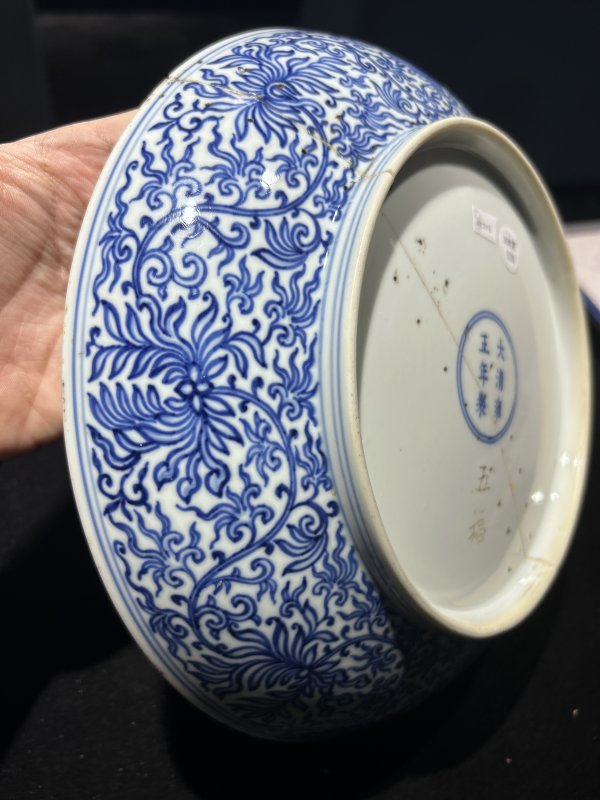 清雍正 青花缠枝苜蓿花纹大盘 - 图7