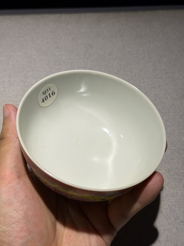 清道光 珊瑚红地洋彩开光并蒂莲纹碗 - 图17