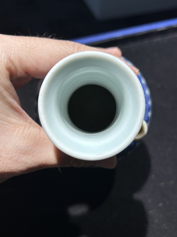 清乾隆 青花缠枝纹贯耳瓶 - 图11