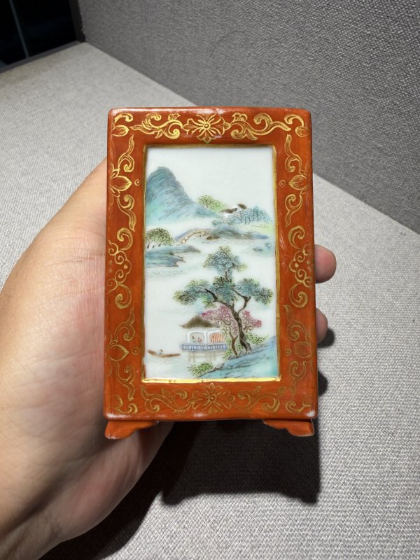 清乾隆 矾红描金开光粉彩四季山水笔筒 - 图2