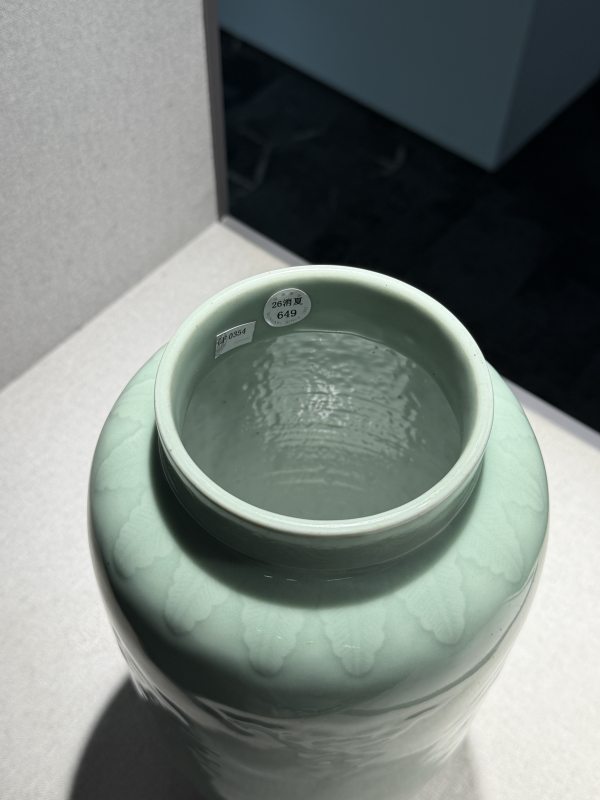 清乾隆 青釉锥拱夔龙纹灯笼尊 - 图3
