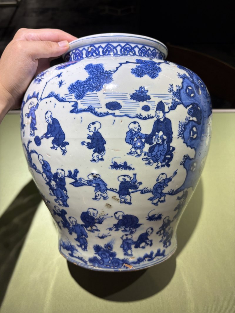 明万历 青花百子闹春图罐 - 图6