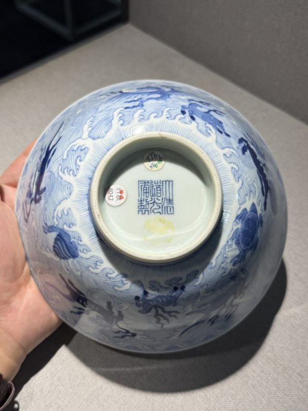 清道光 青花海水八怪图碗一对 - 图9