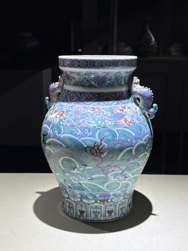 清康熙 御窑青花斗彩云龙瑞兽纹摩羯鱼耳尊 - 图5