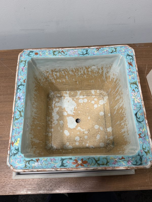 清乾隆 胭脂红地开光粉彩西洋人物四方花盆一对 - 图4