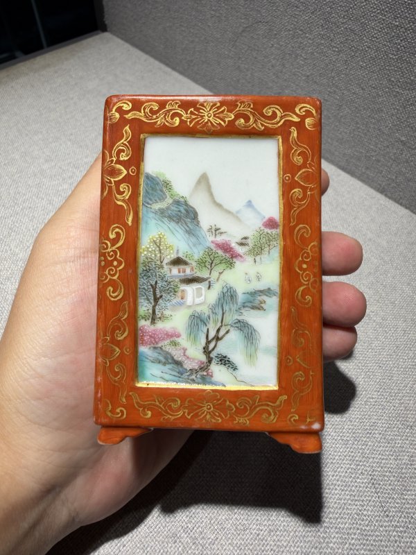 清乾隆 矾红描金开光粉彩四季山水笔筒 - 图3
