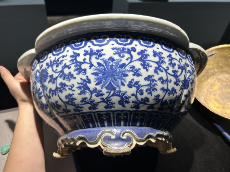 清中期 青花莲托八宝海棠形花盆一对 - 图8