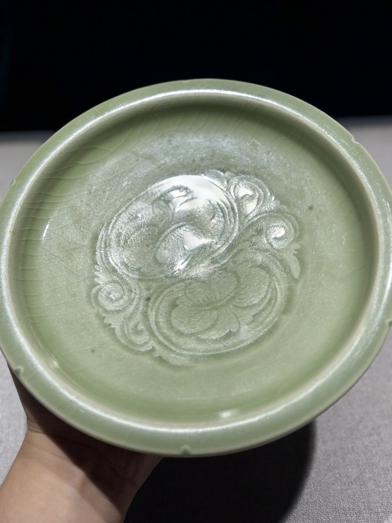 明 橄榄绿釉划花折沿盘 - 图3