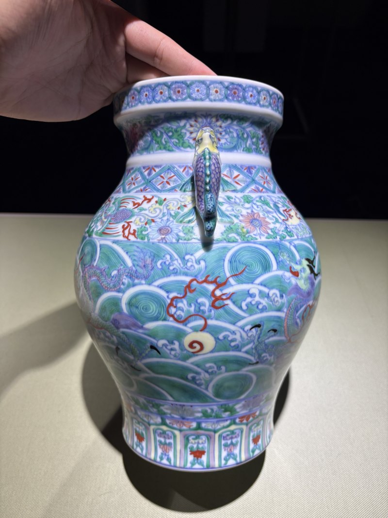 清康熙 御窑青花斗彩云龙瑞兽纹摩羯鱼耳尊 - 图6