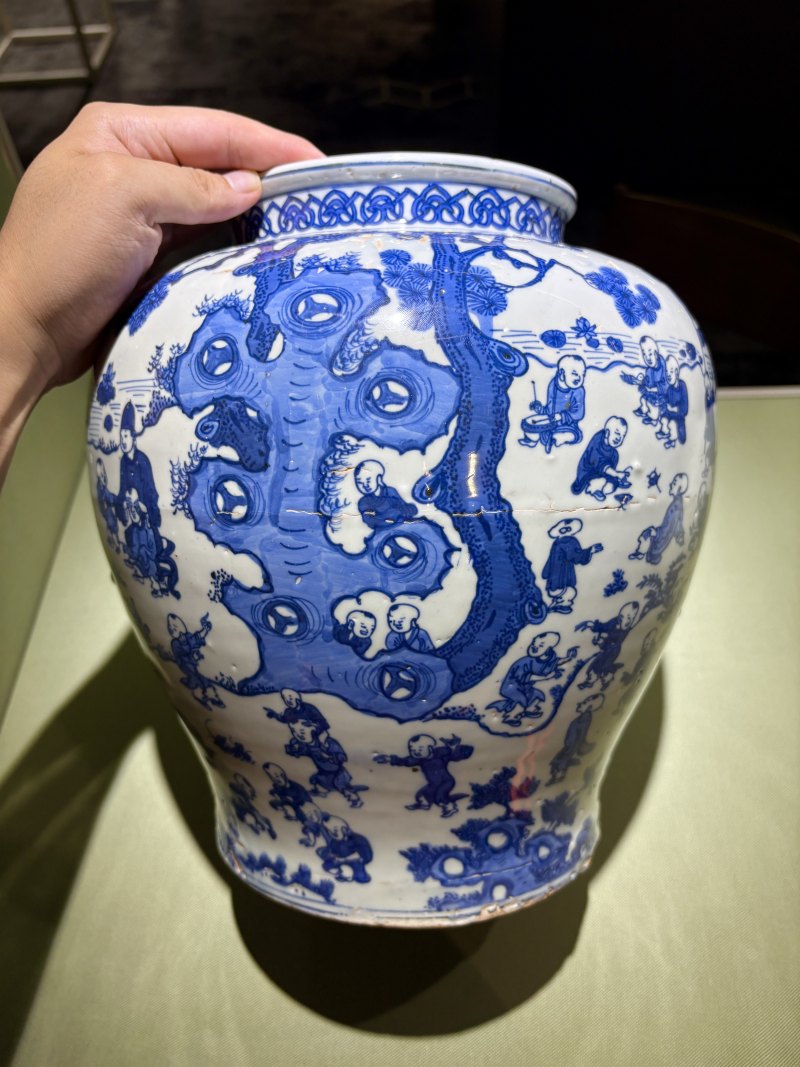 明万历 青花百子闹春图罐 - 图7
