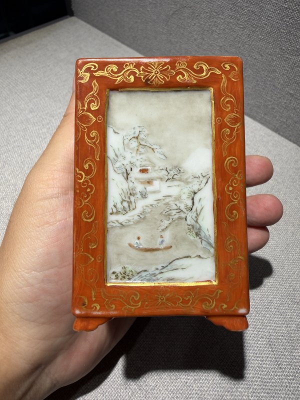 清乾隆 矾红描金开光粉彩四季山水笔筒 - 图4