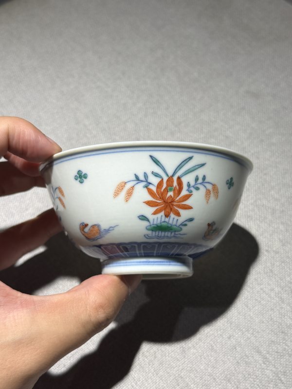 清道光 斗彩荷塘鸳鸯图碗一对 - 图18