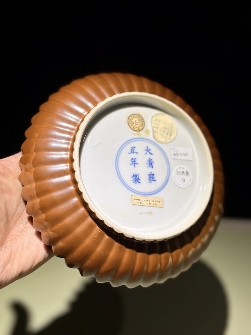 清雍正 紫金釉菊瓣盘 - 图4