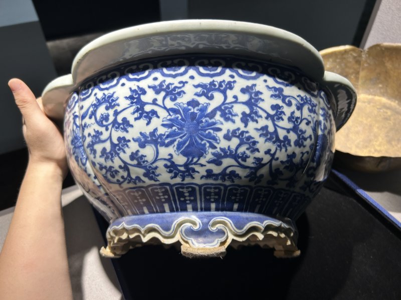 清中期 青花莲托八宝海棠形花盆一对 - 图2