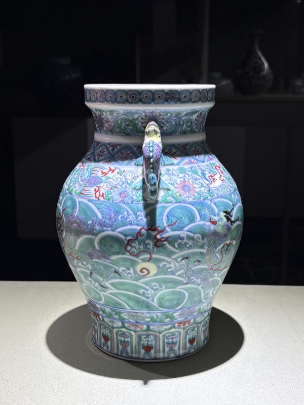 清康熙 御窑青花斗彩云龙瑞兽纹摩羯鱼耳尊 - 图7