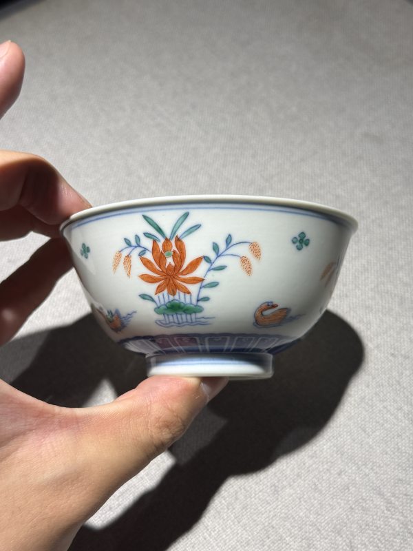 清道光 斗彩荷塘鸳鸯图碗一对 - 图19