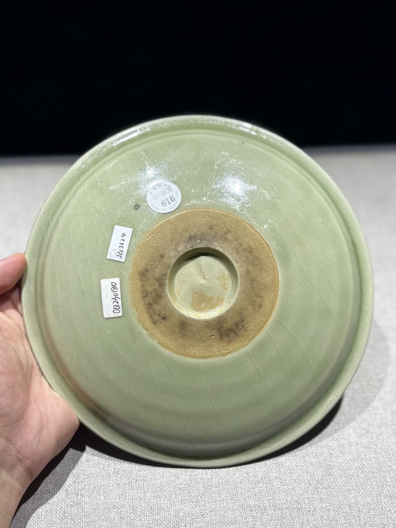 明 橄榄绿釉划花折沿盘 - 图5