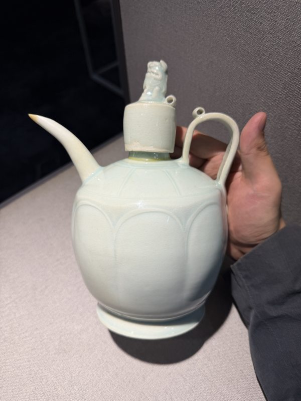 明 青釉刻花瓣形狮钮执壶 - 图2