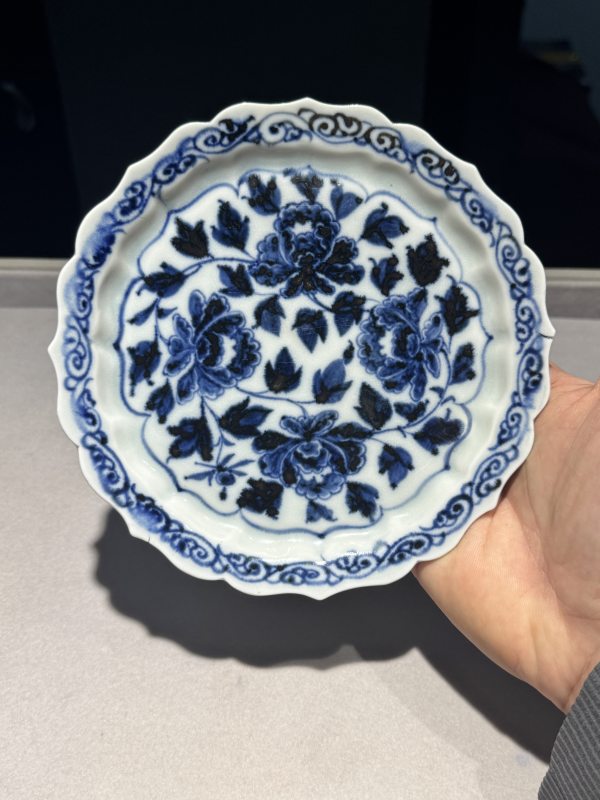 元 青花缠枝牡丹纹花口盘 - 图3