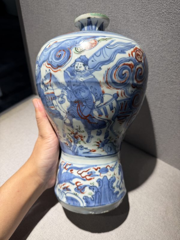 明万历 青花五彩人物故事图梅瓶 - 图4