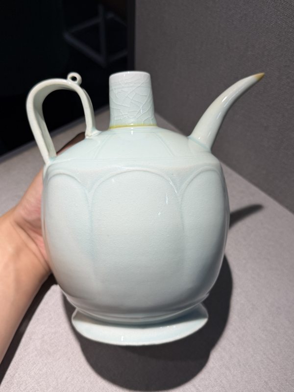 明 青釉刻花瓣形狮钮执壶 - 图8