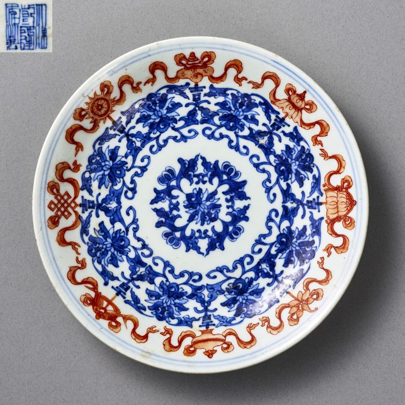 清乾隆 内青花矾红外粉彩三多盘 - 图1