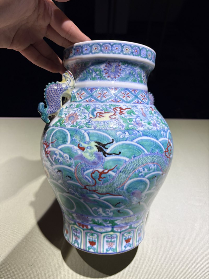 清康熙 御窑青花斗彩云龙瑞兽纹摩羯鱼耳尊 - 图8