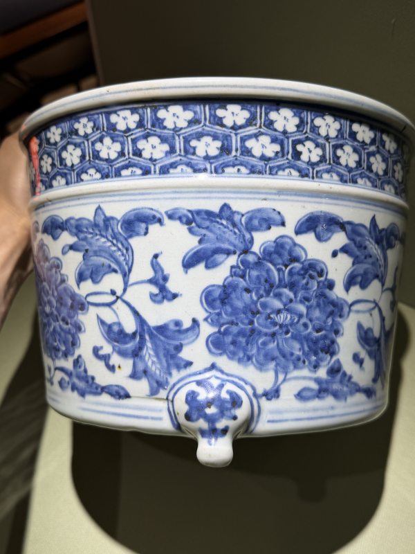 空白期 缠枝牡丹纹青花三足炉 - 图2