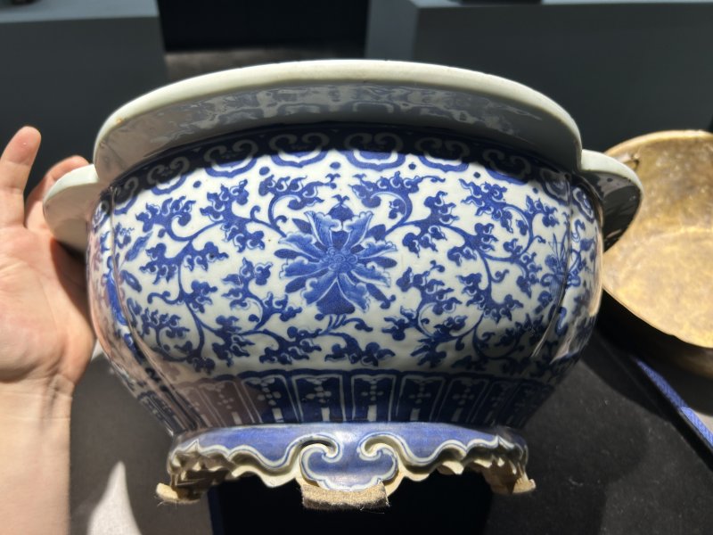 清中期 青花莲托八宝海棠形花盆一对 - 图3