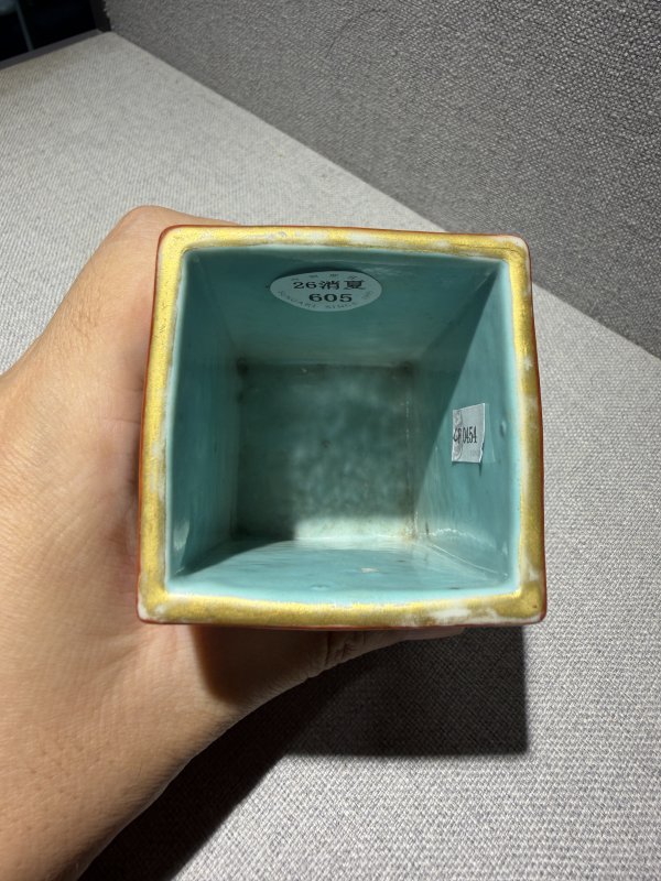 清乾隆 矾红描金开光粉彩四季山水笔筒 - 图7