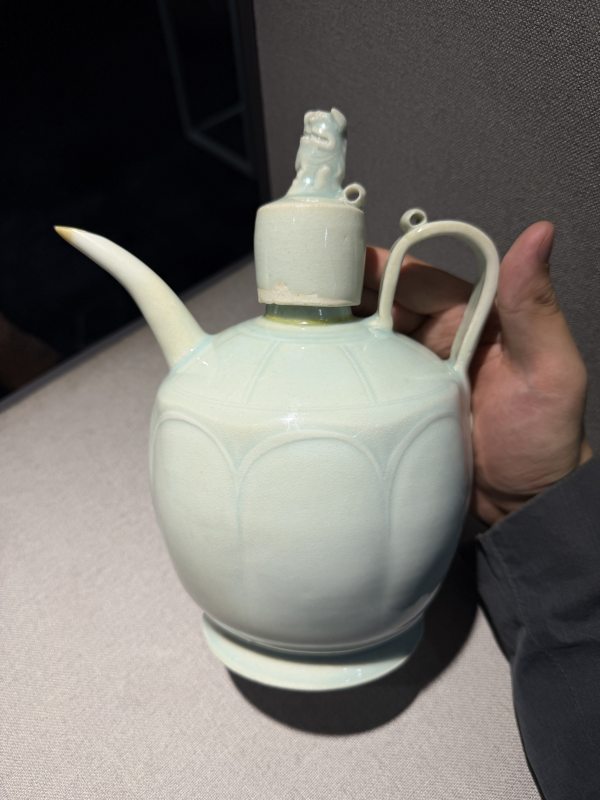 明 青釉刻花瓣形狮钮执壶 - 图3