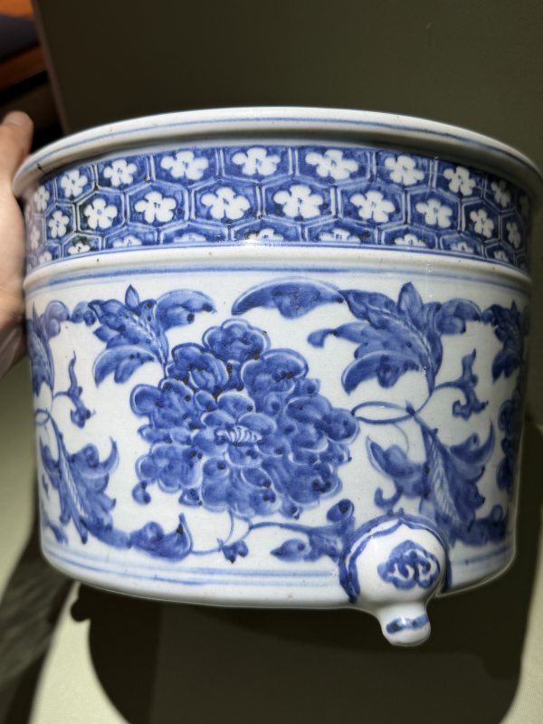 空白期 缠枝牡丹纹青花三足炉 - 图3