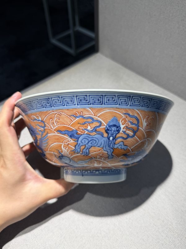 清道光 青花矾红海八怪碗一对 - 图2