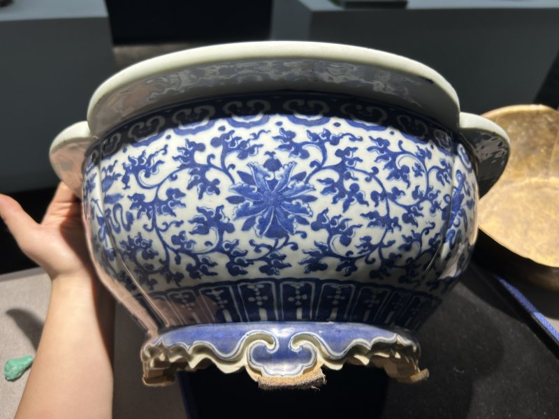 清中期 青花莲托八宝海棠形花盆一对 - 图4