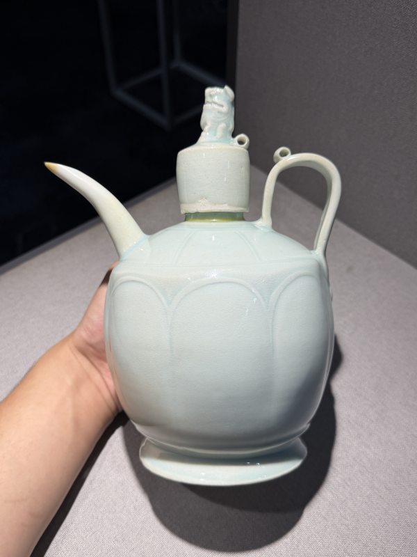 明 青釉刻花瓣形狮钮执壶 - 图4
