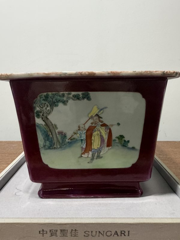 清乾隆 胭脂红地开光粉彩西洋人物四方花盆一对 - 图9
